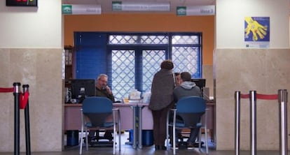 Dos personas son atendidas en la ventanilla del Centro de Salud Don Paulino.