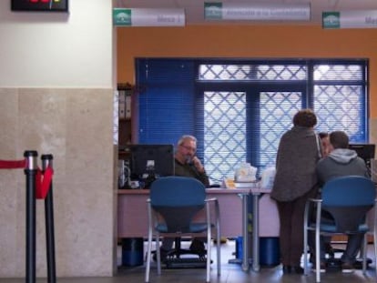 Dos personas son atendidas en la ventanilla del Centro de Salud Don Paulino.