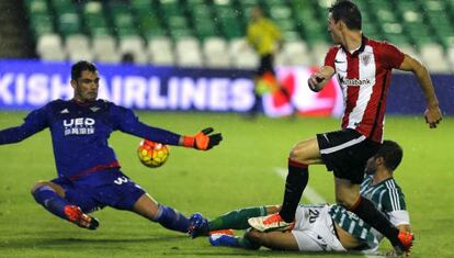 Adán salva una de las muchas ocasiones de Aduriz.