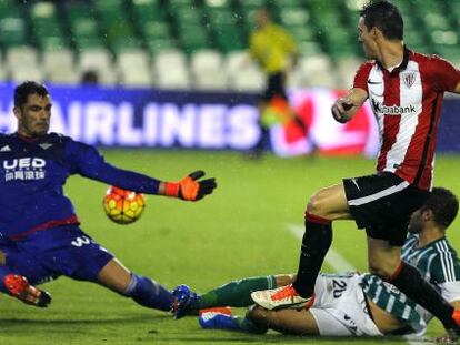 Ad&aacute;n salva una de las muchas ocasiones de Aduriz.