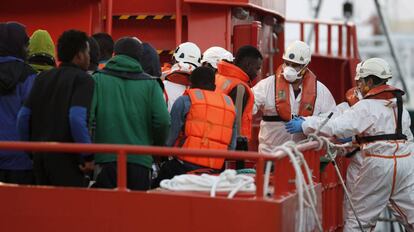 Llegada a Almer&iacute;a de un grupo de inmigrantes rescatados en Albor&aacute;n.