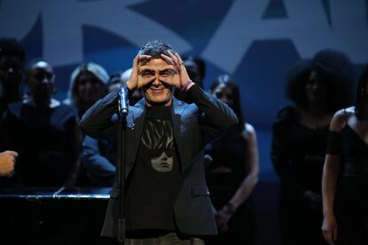 El cantante y compositor Alejandro Sanz, tras recibir el premio por su trabajo '#ElDisco' como el álbum de mayor éxito comercial en España en 2019.