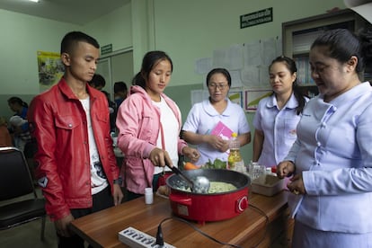 Las médicos explican a Ater y Yayer cómo deben cocinar los alimentos y qué deben comer.