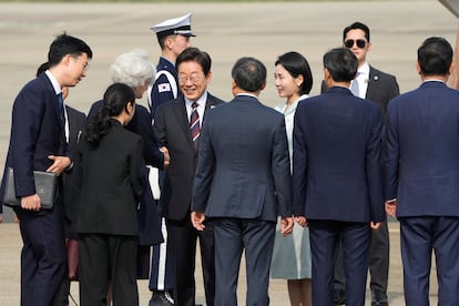 El presidente surcoreano, Lee Jae-myung, y su esposa, Kim Hye-kyung, en el aeropuerto de Seúl.