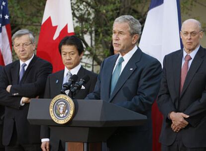 George W. Bush hace una declaración frene a la Casa Blanca, tras la reunión del G-7