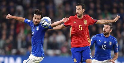 Parolo disputa el balón con Busquets.