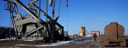 Extracci&oacute;n de crudo en un campo petrol&iacute;fero en Dakota del Norte, EE UU. 