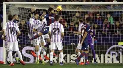 Coke remata el primer gol del Levante.