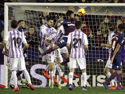 Coke remata el primer gol del Levante.