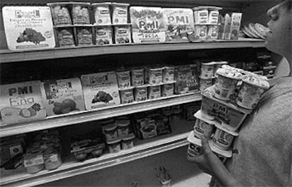 Imagen de archivo de la estantería de yogures y productos lácteos de un supermercado en Barcelona. 

/ SILVIA T. COLMENERO