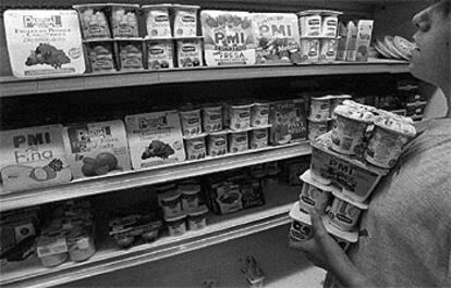 Imagen de archivo de la estantería de yogures y productos lácteos de un supermercado en Barcelona.
/ SILVIA T. COLMENERO