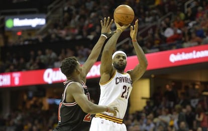 LeBron lanza ante Jimmy Butler.