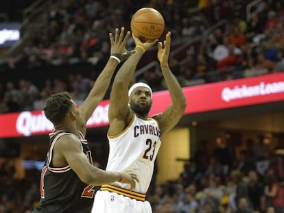 LeBron lanza ante Jimmy Butler.