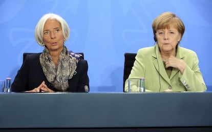 Lagarde y Merkel atienden a la prensa tras reunirse en Berl&iacute;n, el pasado 13 de mayo.