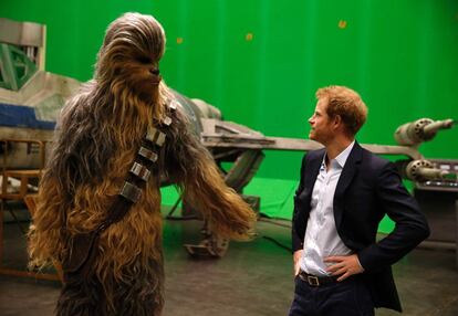 Guillermo y Enrique visitaron los talleres de producción en los estudios Pinewood, situados a las afueras de Londres. En la imagen, Enrique conversando con Chewbacca.