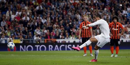 Crisitano marca al Shakhtar de penalti.