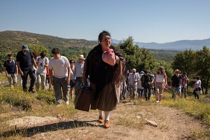 La actriz Balbina Miño-Gómez interpreta, en el antiguo destacamento penal de Garganta de los Montes, en Lozoyuela (Madrid) a una de las mujeres que vivían en chabolas de piedra mientras sus maridos presos trabajaban en la construcción del ferrocarril Madrid-Burgos. 