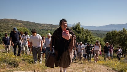 La actriz Balbina Miño-Gómez interpreta, en el antiguo destacamento penal de Garganta de los Montes, en Lozoyuela (Madrid) a una de las mujeres que vivían en chabolas de piedra mientras sus maridos presos trabajaban en la construcción del ferrocarril Madrid-Burgos.