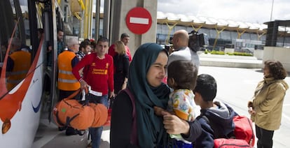 Los refugiados llegan a la terminal de Madrid-Barajas.