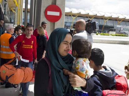 Los refugiados llegan a la terminal de Madrid-Barajas.