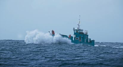 Un barco de Aquanaria en plena faena de pesca.