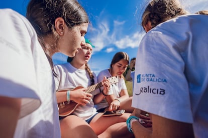 Varias adolescentes en el campamento de O Cebreiro, Galicia, una de las paradas de la Ruta Quetzal 2024, en una imagen cedida por la expedicin.