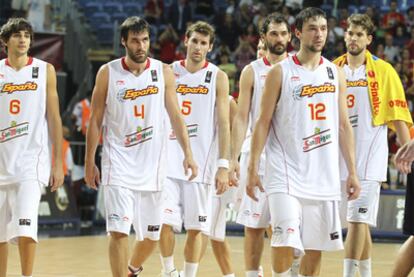 Los jugadores de la selección española, tras caer ante Argentina.