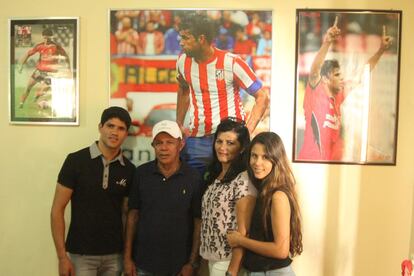 La familia de Diego Costa: su hermano Jair, su padre José, su madre Josileide y su hermana Talita, en la casa de los padres del futbolista, en Lagarto.