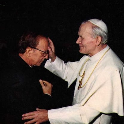 El sacerdote Marcial Maciel recibe la bendición del papa Juan Pablo II