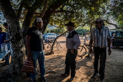 Un grupo de indígenas kumiai cerca del cerro Cuchumá (Baja California).