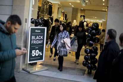 Un cartel ofrece descuentos del 50% en el escaparate de una tienda de ropa y moda de Barcelona, con motivo del "Black Friday" de 2015.