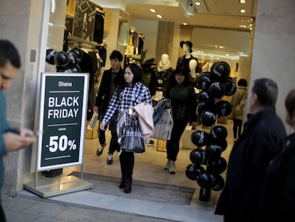 Un cartel ofrece descuentos del 50% en el escaparate de una tienda de ropa y moda de Barcelona, con motivo del "Black Friday" de 2015.