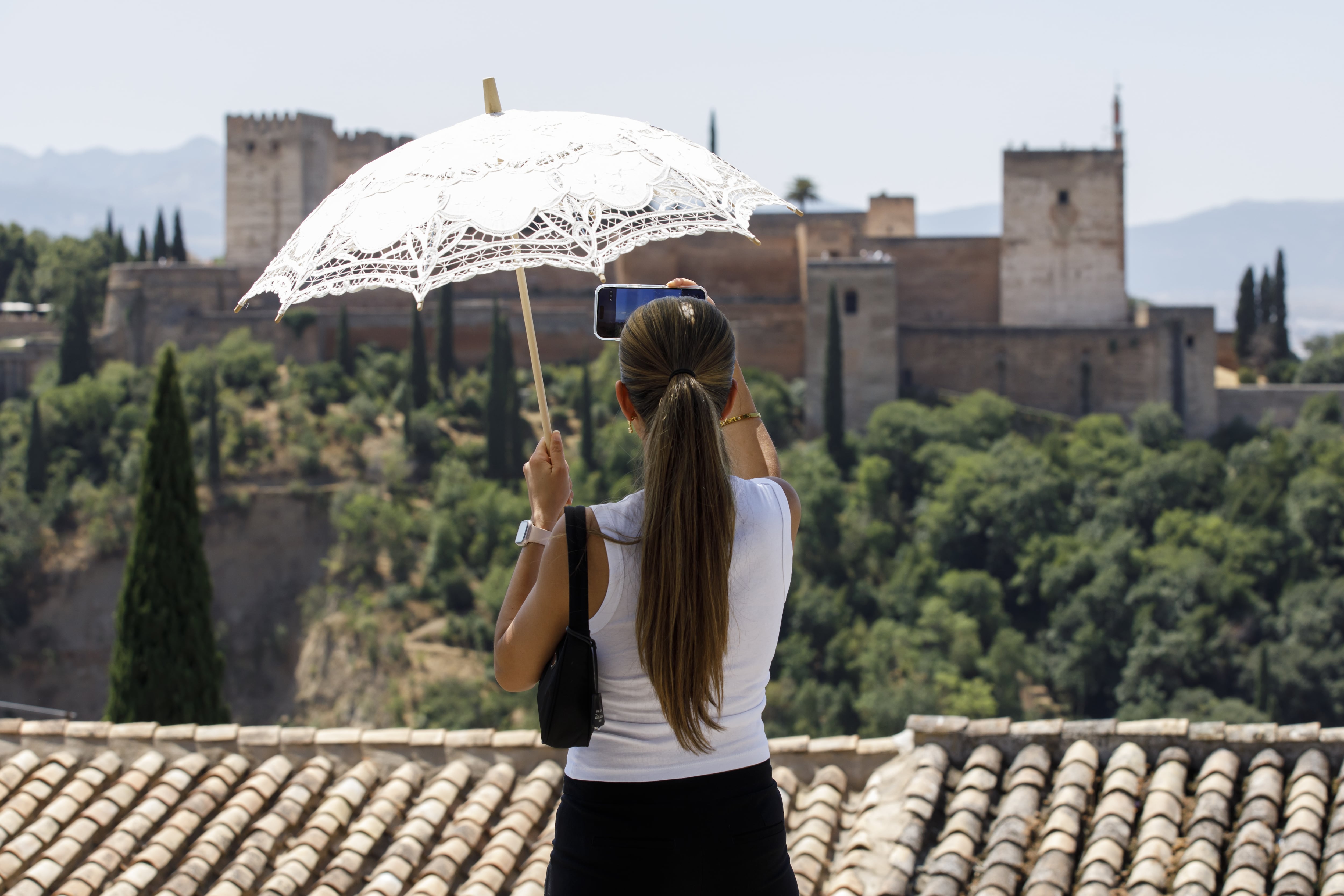 De San Sebastián a Barcelona: por qué empieza a ser habitual (y práctico) pasear con sombrillas de mano