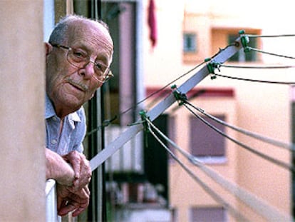 Jaume Álvarez, asomado a la ventana de su casa en Barcelona.
