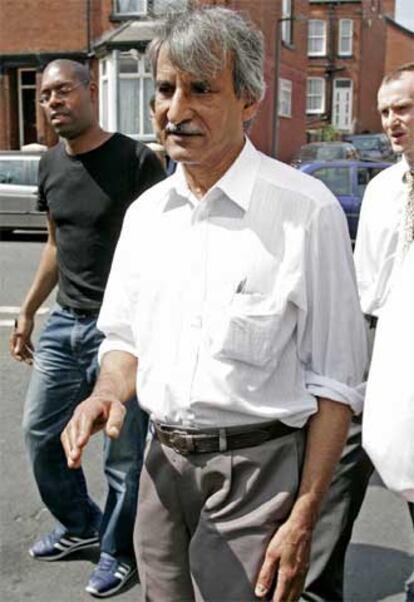 Bashir Ahmed, el tío de uno de los supuestos terroristas, ayer en Leeds.