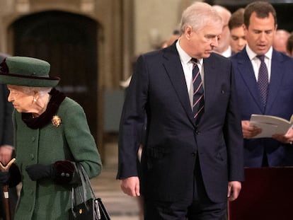 La reina Isabel II de Ingltera y el príncipe Andrés, duque de York, en la Abadía de Westminster el pasado martes.