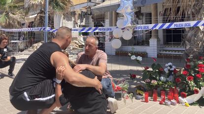 Conocidos de una de las mujeres fallecidas en el derrumbe del Medusa Beach Club, en Palma de Mallorca, el pasado 24 de mayo frente al local.