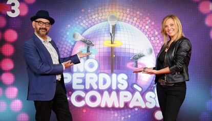 Los presentadores del programa 'No perdis el compàs' José Corbacho y Victòria Maldi.