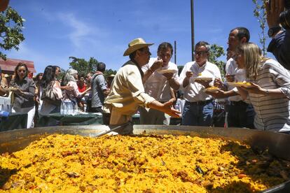 La formación política narajan ha invitado a los asistentes a una paella.