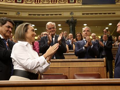 Feijóo, aplaudido por su grupo parlamentario antes de su discurso de investidura de este martes en el Congreso, en Madrid.