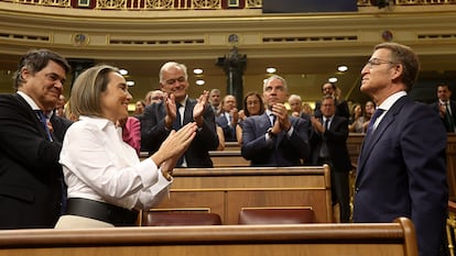Feijóo, aplaudido por su grupo parlamentario antes de su discurso de investidura de este martes en el Congreso, en Madrid.