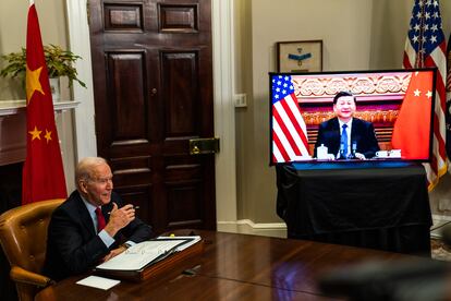 El presidente estadounidense, Joe Biden, conversa por videoconferencia con su homólogo chino, Xi Jinping, el 15 de noviembre.