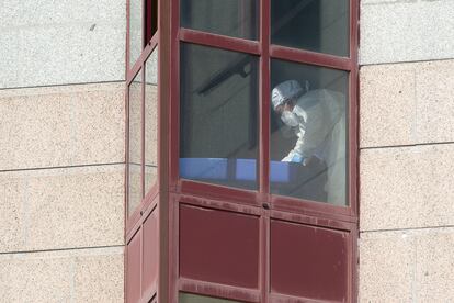 Un trabajador protegido, junto a una ventana de la residencia de mayores DomusVi de Outeiro de Rei, en la provincia de Lugo.