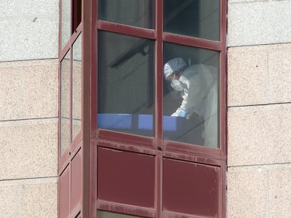 Un trabajador protegido, junto a una ventana de la residencia de mayores DomusVi de Outeiro de Rei, en la provincia de Lugo.