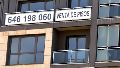 Un cartel de venta de pisos. EFE/Archivo