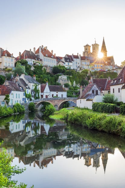 Conecta el río Yonne con el Saona, en la Francia oriental, formando una red de canales —como el que une el Ródano y el Rin, o el de Nivernais, entre las cuencas del Loira y del Sena— que permite trazar una ruta gastronómica, enológica y de arte cisterciense por lugares como Auxerre, Dijon, Cluny, Paray-le-Monial, Vézelay, La Charité-sur-Loire o Fontenay. Las paradas se pueden aprovechar para visitar algunas de las bodegas, chateaux y viñedos más famosos de la Route des Grands Crus, como los de la región de Chablis. En la foto, Semur-en-Auxois, en la región francesa de Borgoña.<br><br> Más información: <a href="https://www.bourgognefranchecomte.fr/" target="">bourgognefranchecomte.fr</a>