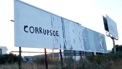 El lema "Corrupsoe" apareció en varias vallas de Castellón. La Fiscalía investiga si hubo delito.