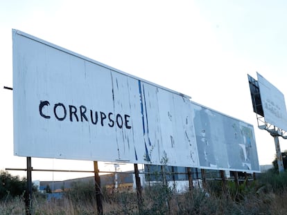 El lema "Corrupsoe" apareció en varias vallas de Castellón.