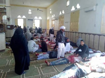 Varios muertos yacen en la mezquita de Al Arish (Egipto) tras un atentado con bomba.