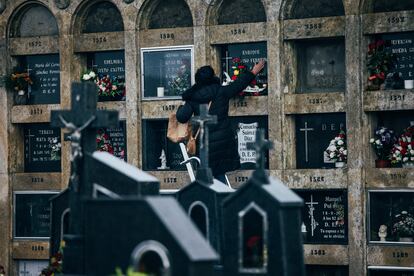 Una mujer acaricia un nicho en el cementerio de Boisaca, en Santiago de Compostela, este miércoles.